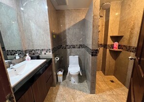 Towels, soap, toilet paper - Spacious 42m2 condo in the middle of Jomtien, Pattaya full equipped (Muang Pattaya)
