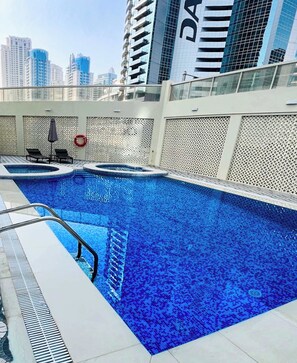Outdoor pool - PVH - 2BR near Marina Promenade (Dubai)