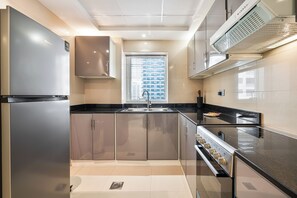 Exclusief appartement, niet-roken, uitzicht op stad | Privékeuken | Een koelkast/vriezer, een magnetron, een oven, een kookplaat