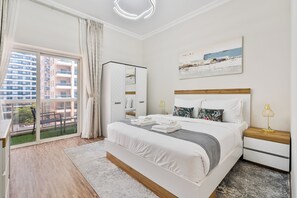 Exclusief appartement, niet-roken, uitzicht op stad | Een kluis op de kamer, individueel gedecoreerd, individueel gemeubileerd