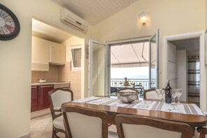 Dining - Flor di Mar - 3BR Apt by the Sea, Okrug Gornji (Okrug Gornji)