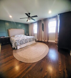 4 bedrooms, iron/ironing board, WiFi, bed sheets