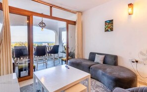 Living area - 2-bedroom apartment in lovely Diani Beach with AC (Diani Beach)