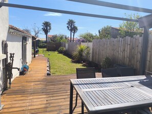 Outdoor dining - Vrbo Property (Sainte-Pazanne)