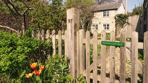 A wooden fence with a sign reading 'Pound Cottage.' - Beautiful Two BD Cottage in Oxfordshire (Warborough)