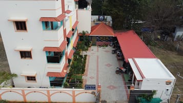 Vista frontal de la propiedad