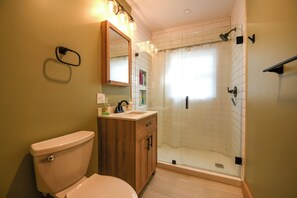 Bathroom - Long Lake cottage with spacious screened porch and excellent sunset views! (Harrison)
