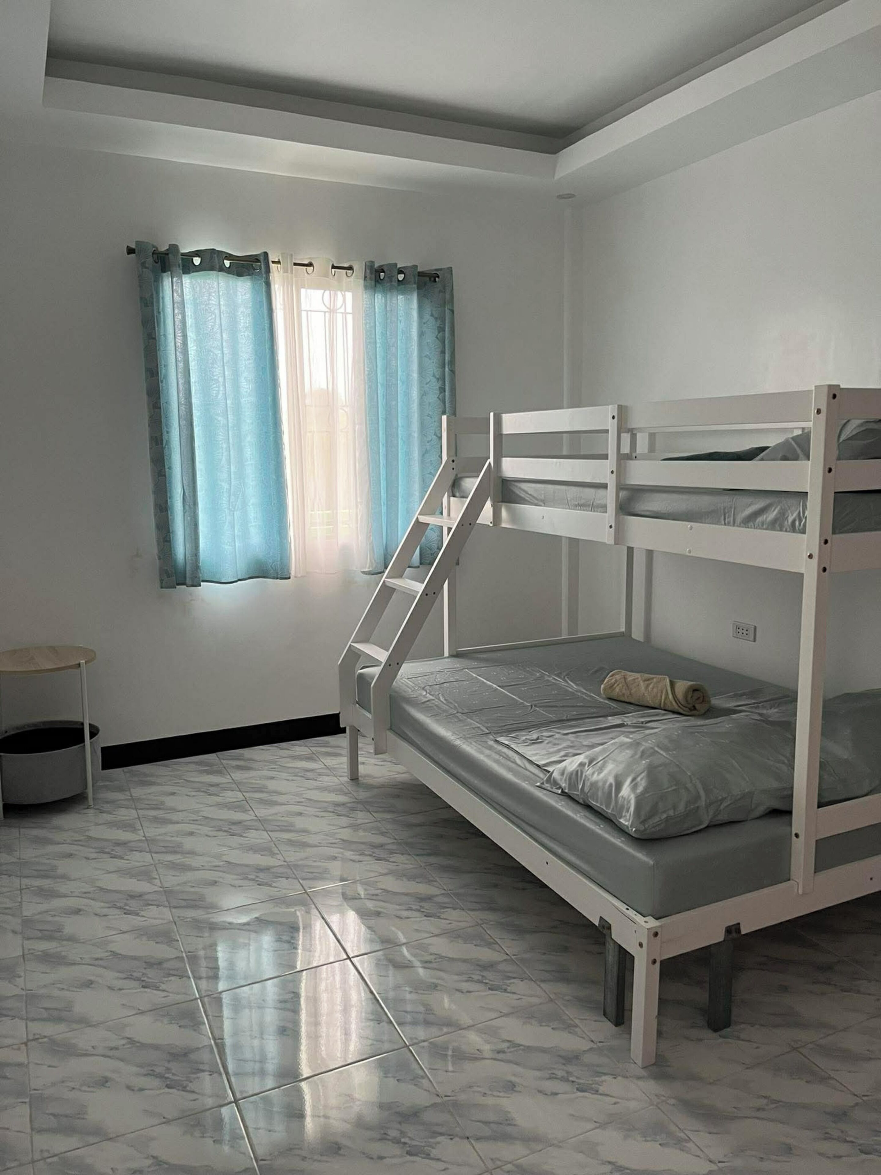 Rom – basic, aircondition, ved stranden