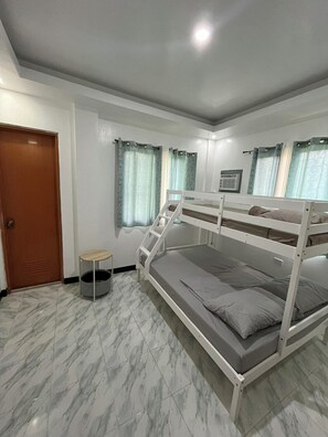 Rom – basic, aircondition, ved stranden