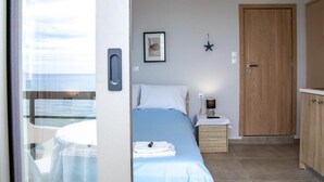 Un dormitorio con cama, mesita de noche y armario.