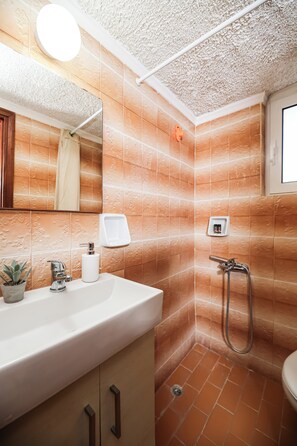 Comfort Twin Room, Sea View | Bathroom - Nefeli Seafront Studios (Chania)