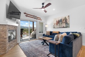 Smart TV, fireplace - Luxury Keystone Condo - Lodge & Spa Access & 5 Min Drive to Slopes! (Keystone)