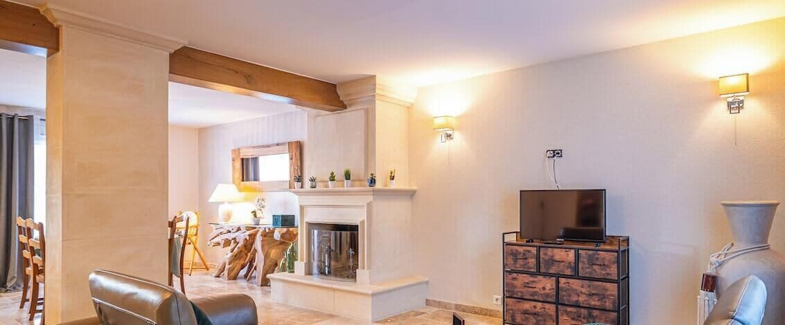 TV, fireplace