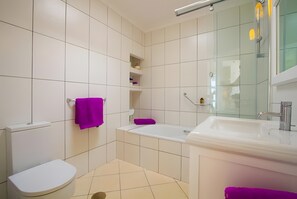 Shower, hair dryer, towels - Vacation Apartment 'Chica' with Sea View, Wi-Fi and Air Conditioning (Tías)