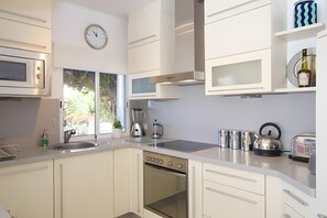 Fridge, microwave, oven, stovetop - Vacation Apartment 'Chica' with Sea View, Wi-Fi and Air Conditioning (Tías)