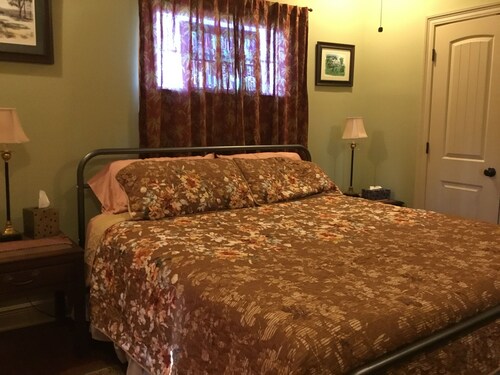 Cozy 1-bedroom cottage in beautiful Perkinston located on a peaceful farm.