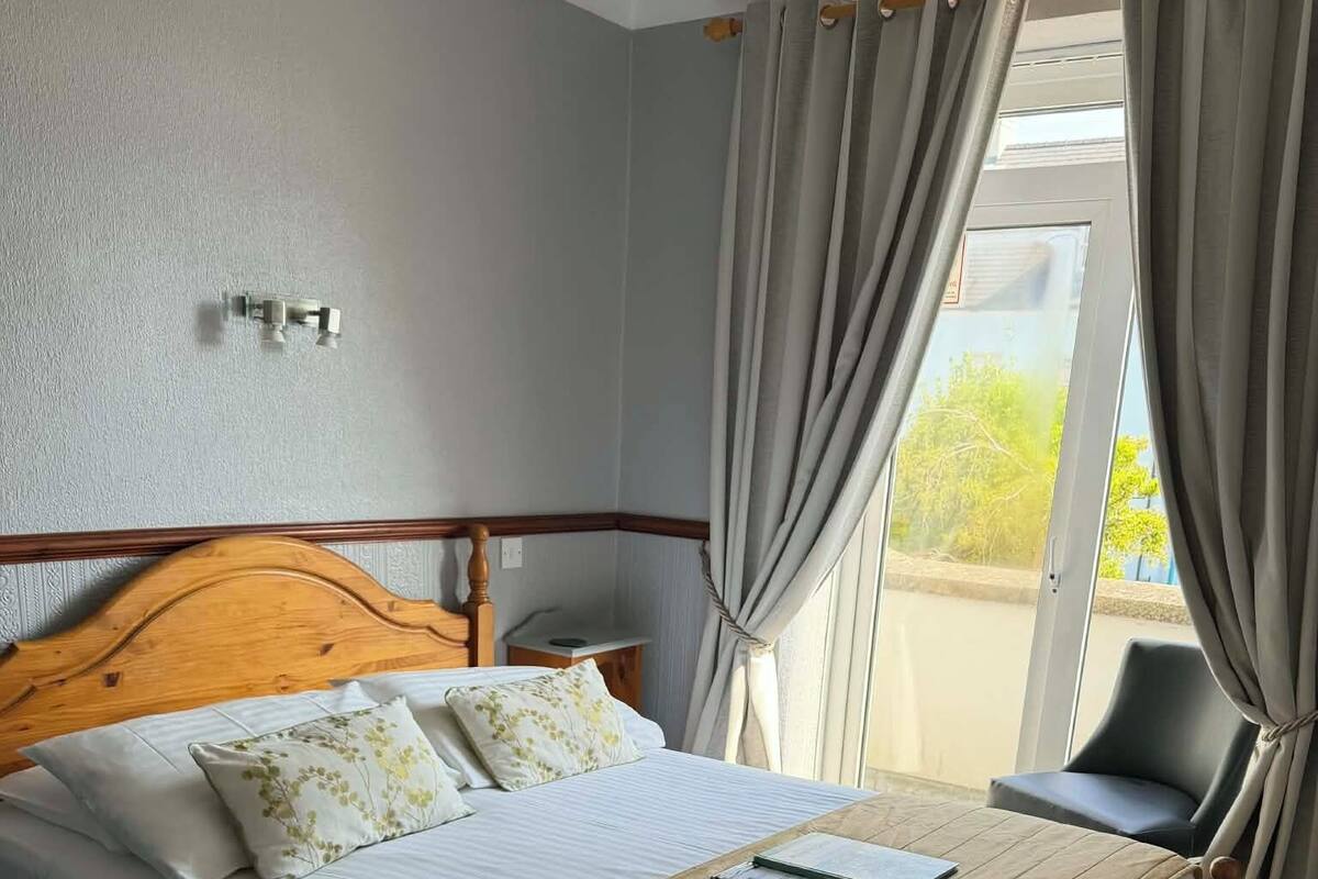 Standard Double Room, Partial Sea View | Seterika/papan seterika, Wi-fi percuma, cadar katil 