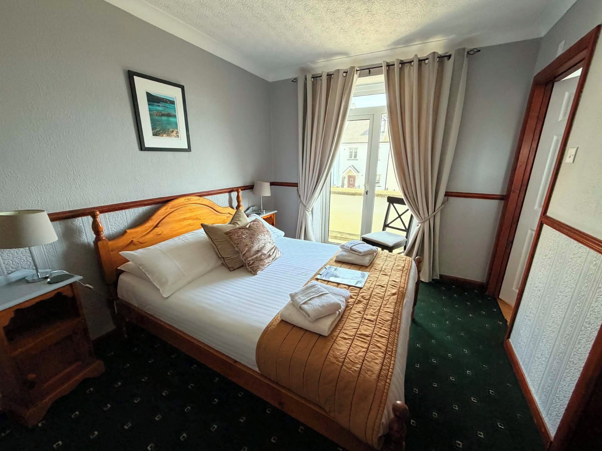 Quarto casal luxo, vista parcial para o mar