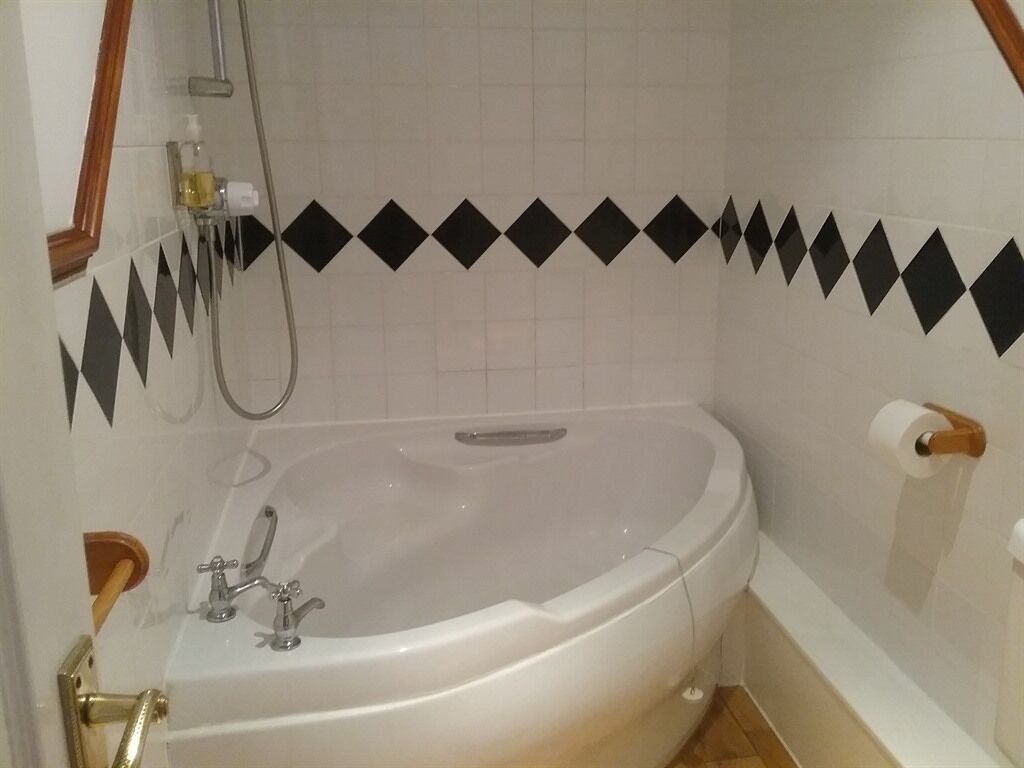 Kolmen hengen perhehuone, osittainen merinäköala | Kylpyhuone