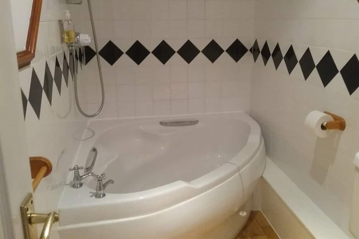 Family Triple Room, Partial Sea View | Bathroom