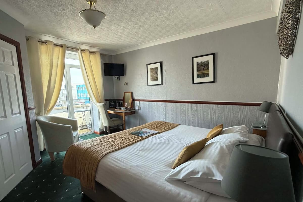 Superior Double Room, Sea View | Seterika/papan seterika, Wi-fi percuma, cadar katil 