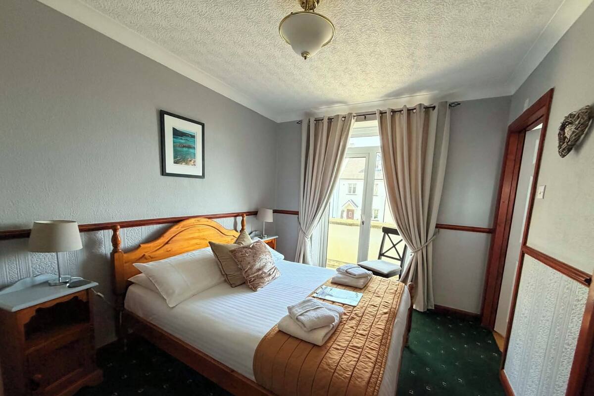 Deluxe Double Room, Partial Sea View | Seterika/papan seterika, Wi-fi percuma, cadar katil 