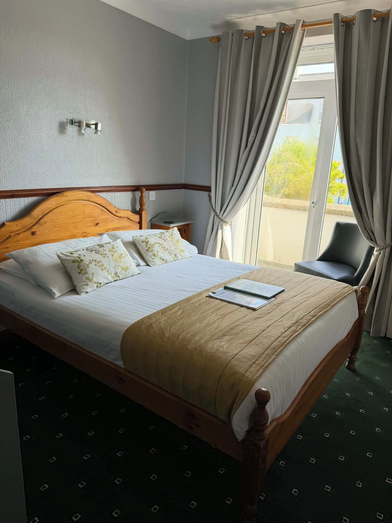 Quarto casal standard, vista parcial para o mar