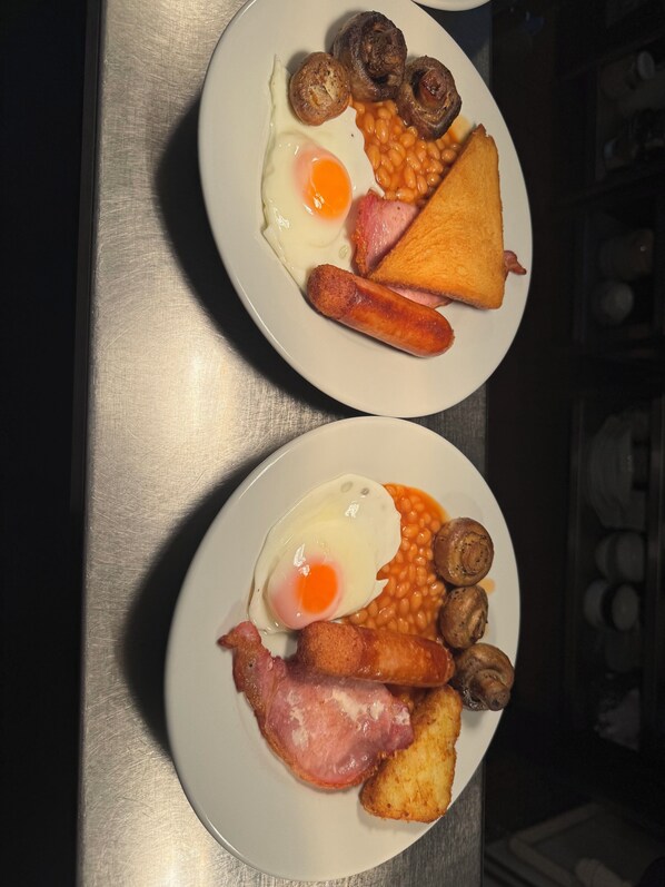 Deux assiettes de nourriture pour le petit-déjeuner sur une table.