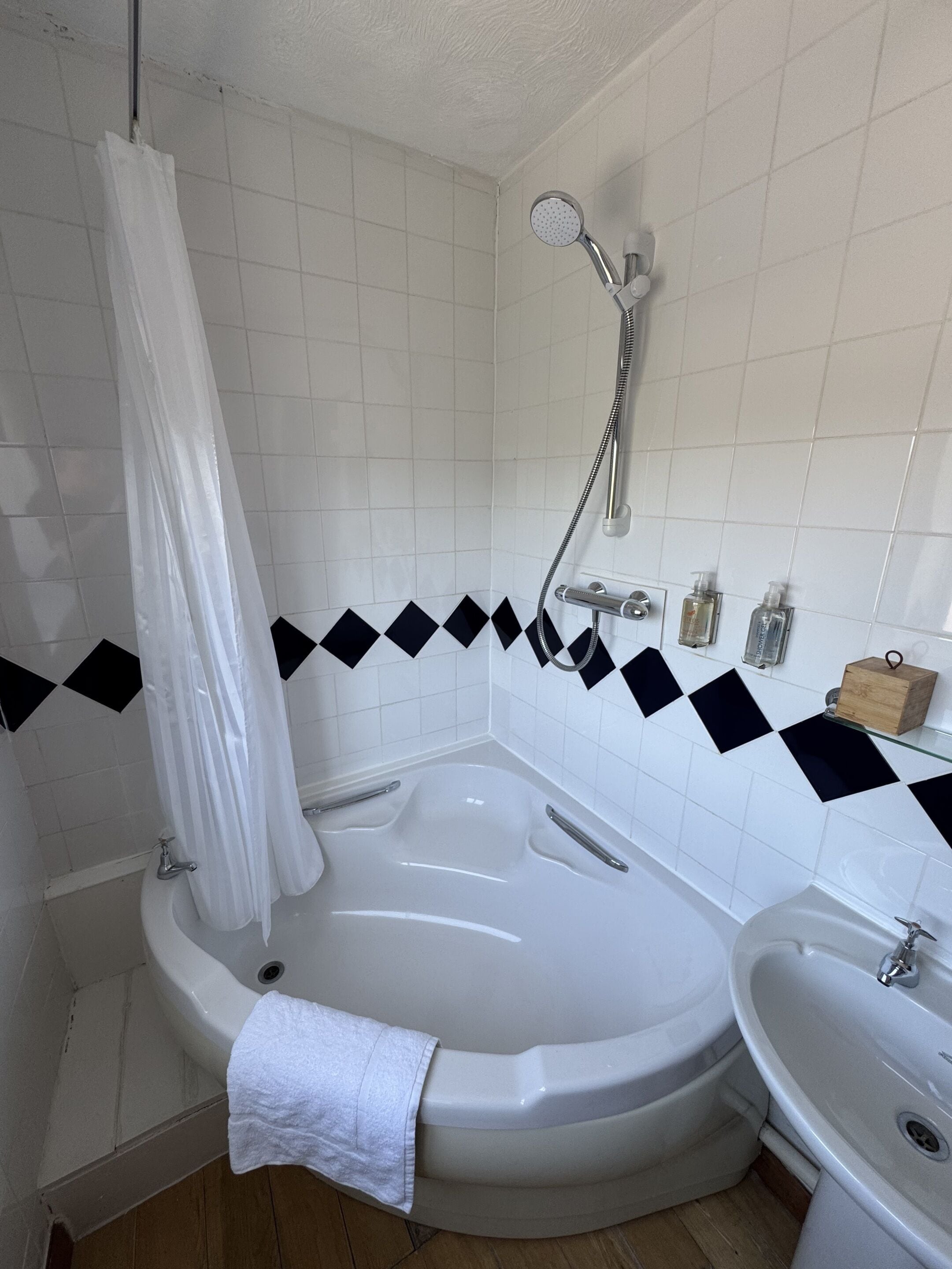 Une salle de bain équipée d’une baignoire, d’une douche, d’un lavabo et de toilettes.