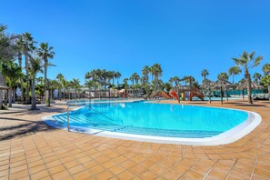 Pool - Vacation Apartment 'Oasis Duna _ Casa Mate Pool' with Shared Pool, Private Terrace and Wi-Fi (Corralejo)