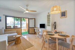 TV - Vacation Apartment 'Oasis Duna _ Casa Mate Pool' with Shared Pool, Private Terrace and Wi-Fi (Corralejo)