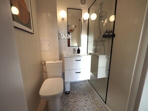 Doccia, asciugacapelli, asciugamani, sapone