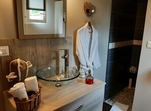 Bathroom - “Le Nid’zen” Guest Room with Wi-Fi (Le Nizan)
