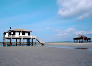 A pier with a building at the end, a staircase leading up, and a beach in the background. - “Le Nid’zen” Guest Room with Wi-Fi (Le Nizan)
