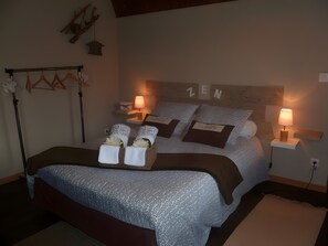 Room - “Le Nid’zen” Guest Room with Wi-Fi (Le Nizan)