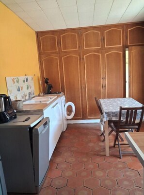 Dining - First floor villa 6km from the sea (La Garde)