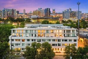 Apartment, Accessible - New Walk to Gulch - Private Penthouse Pool Deck Views (Nashville)