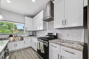 Fridge, microwave, oven, stovetop - Modern Heights Home w/ Air Hockey & Large Backyard (Houston)