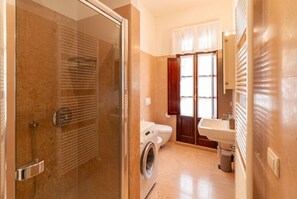 Shower, bidet, towels, shampoo - Lugo residence immersed in an ancient Roman courtyard (Verona)