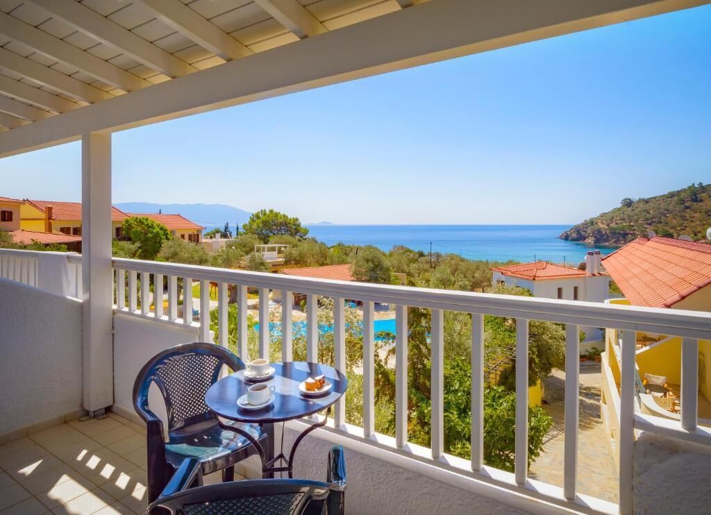 Habitación superior con 1 cama doble o 2 individuales, balcón, vistas al mar | Restaurante al aire libre