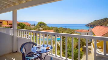 Habitación superior con 1 cama doble o 2 individuales, balcón, vistas al mar | Restaurante al aire libre