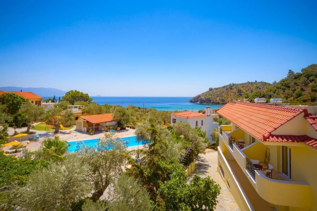 Suite superior, balcón, vistas al mar | Piscina | Una piscina al aire libre de temporada, sombrillas, tumbonas
