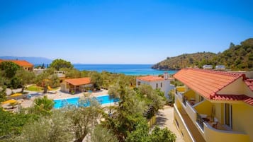 Suite superior, balcón, vistas al mar | Piscina | Una piscina al aire libre de temporada, sombrillas, tumbonas