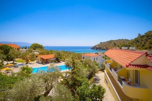 Suite superior, balcón, vista al mar | Alberca | Alberca al aire libre por temporada y sombrillas en la alberca 