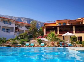 Una piscina al aire libre de temporada, sombrillas