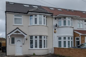 Exterior - Chaucer Avenue 6 Bedroom + 3 Bathroom with Parking (Hounslow)
