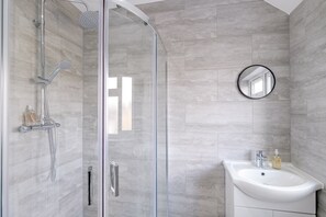 Shower, hair dryer, towels, soap - Chaucer Avenue 6 Bedroom + 3 Bathroom with Parking (Hounslow)