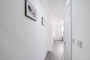 Interior - Chaucer Avenue 6 Bedroom + 3 Bathroom with Parking (Hounslow)