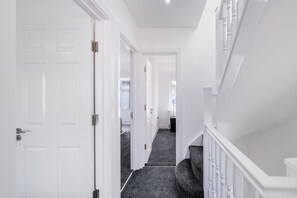 Interior - Chaucer Avenue 6 Bedroom + 3 Bathroom with Parking (Hounslow)