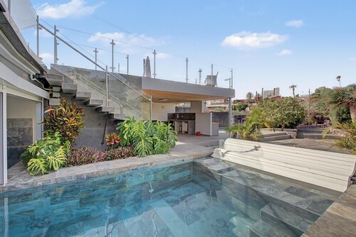 Vacation Villa 'Parralito Garden Oasis' with Mountain View, Wi-Fi and Air Conditioning